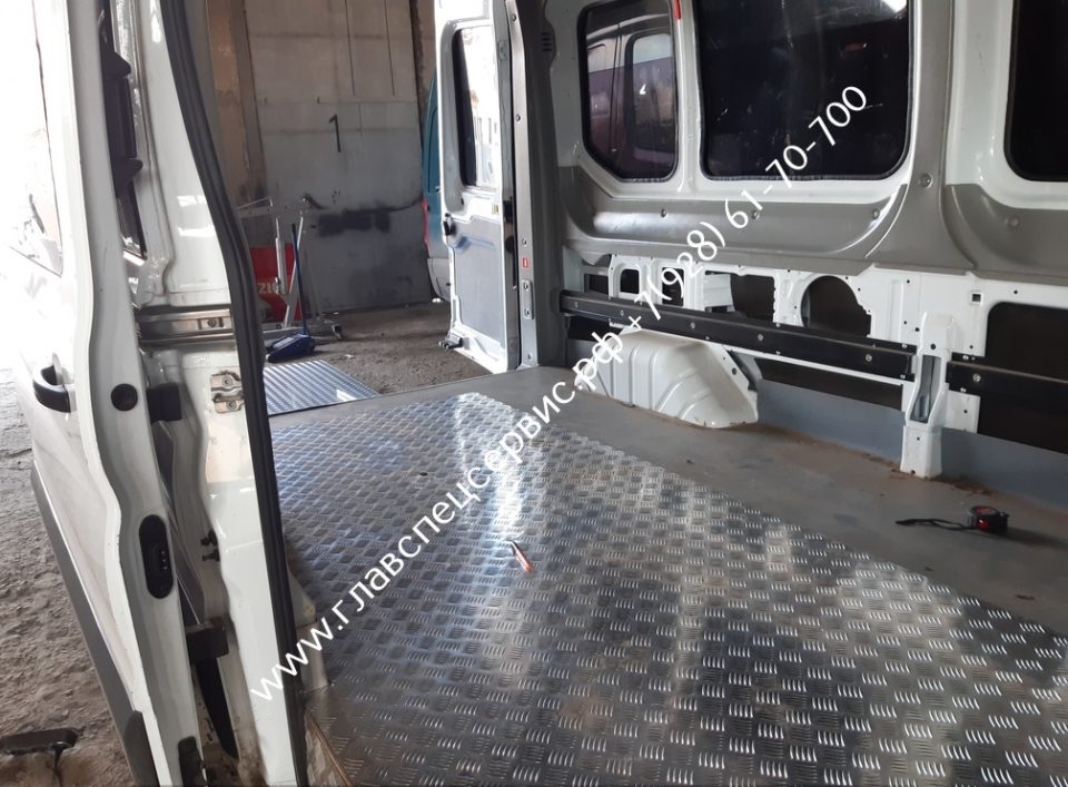 Замена штатного полового покрытия автофургона Форд Транзит на антискользящее алюминиевое рифленое покрытие для обеспечения требований МВД предъявляемых к подразделениям быстрого реагирования.