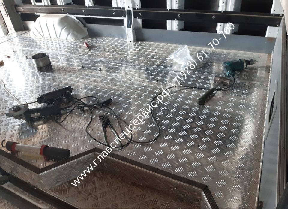 Замена штатного полового покрытия автофургона Форд Транзит на антискользящее алюминиевое рифленое покрытие для обеспечения требований МВД предъявляемых к подразделениям быстрого реагирования.